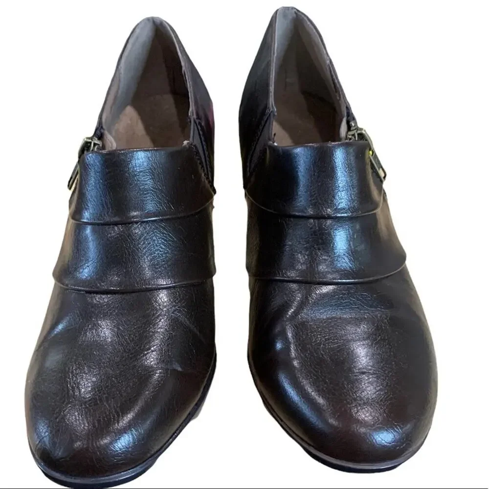 Aerosoles  shoes shooties. Side zip slip‎ on ankle booties. Size 8. Heel rest - Picture 10 of 11